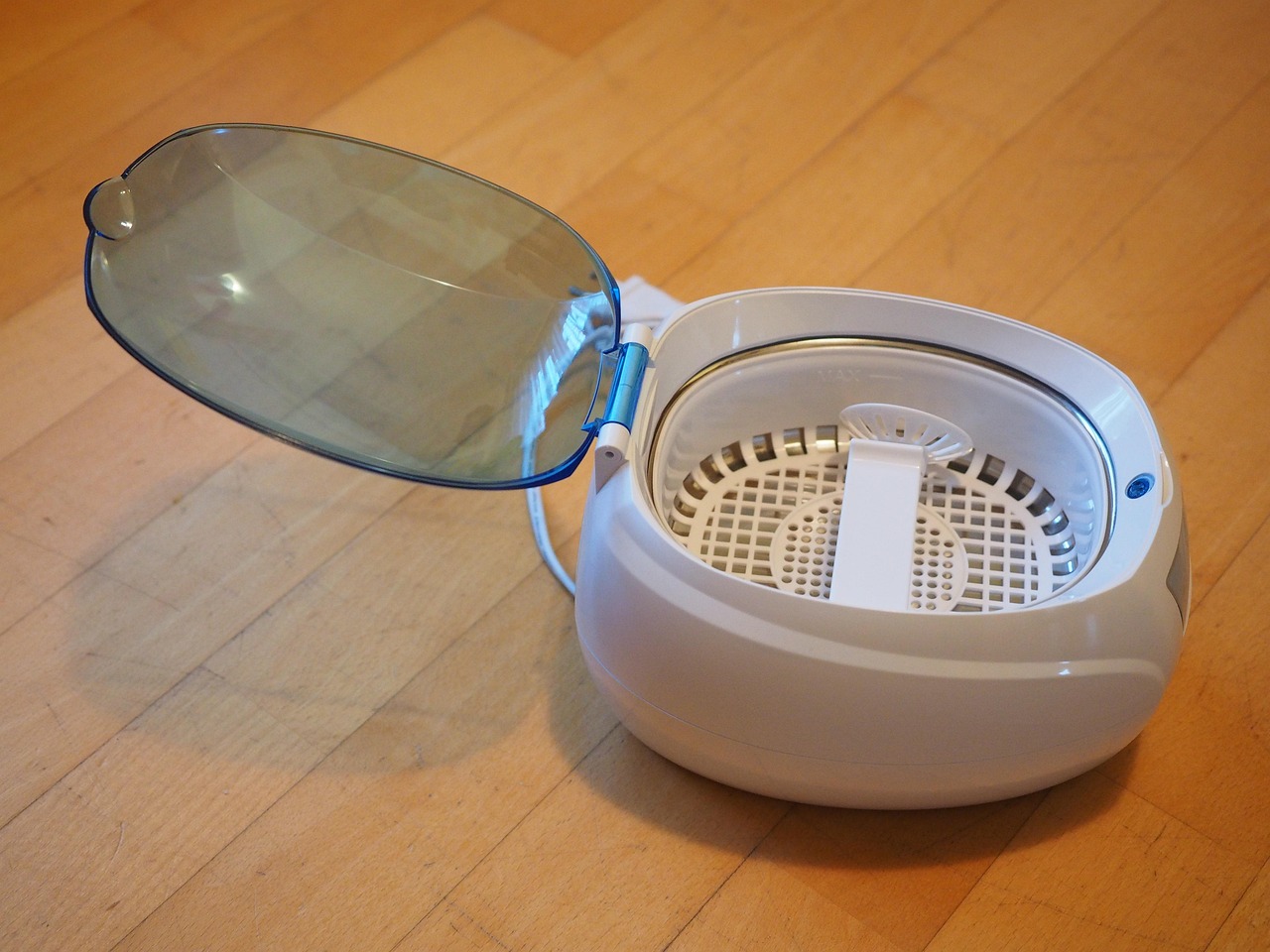 Immagine di una friggitrice ad aria pulita con panni e detergenti pronti per la manutenzione.