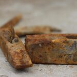 Attrezzi da lavoro arrugginiti immersi in Coca Cola, pronti per il trattamento di pulizia.