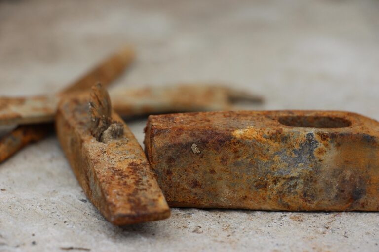 Ruggine sugli attrezzi da lavoro? Immergili nella Coca Cola e torneranno nuovi in una notte