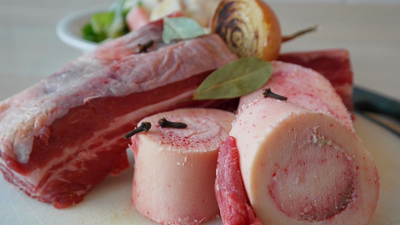 Brodo di carne fumante in una pentola, ingrediente fondamentale per esaltare i sapori nei piatti.